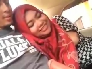 Malay-tudung dalam kereta