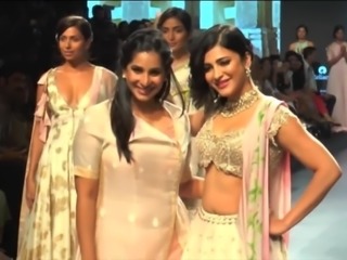 Shriti Hassan unintentional boob show while bending down