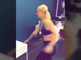 Iggy Azalea twerking