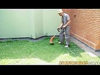 Travesti de pau com um rabã_o e cintura fina